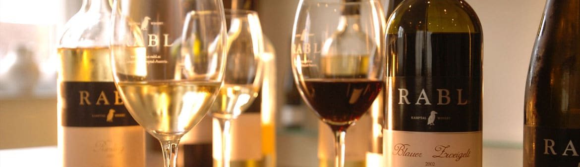 Rabl-glas med hvidvin og rødvin, flasker med Rabl-etiket.